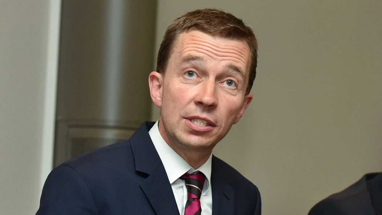 Bernd Lucke stellt auf einer Pressekonferenz seine neue Partei vor.