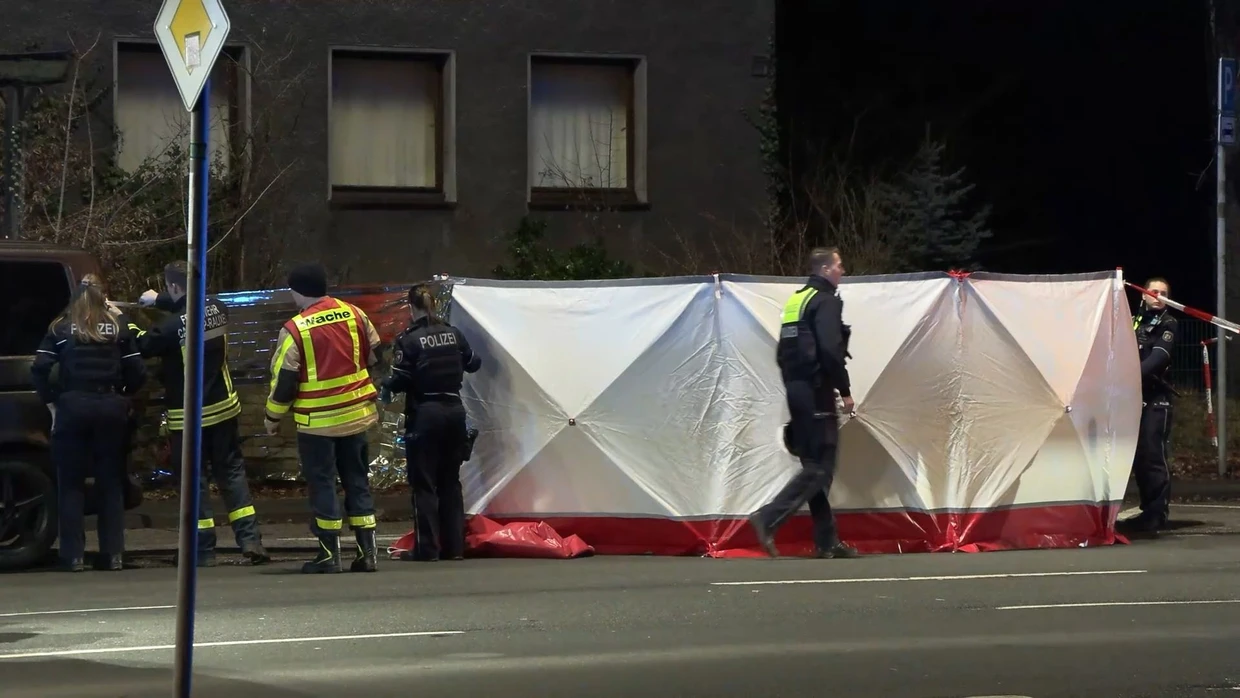 Nach der Gewalttat in Castrop-Rauxel hat die Polizei am Tatort einen Sichtschutz aufgebaut.