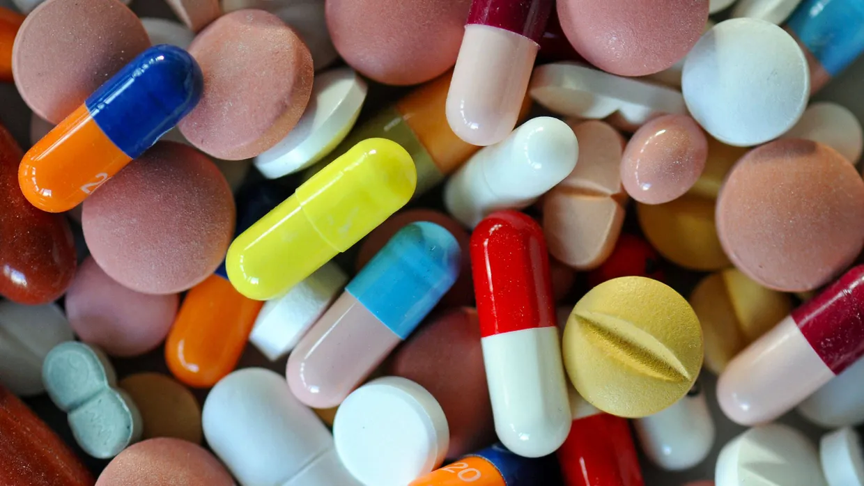 Pillen und Nahrungsmittel: Was passt zusammen, was nicht?