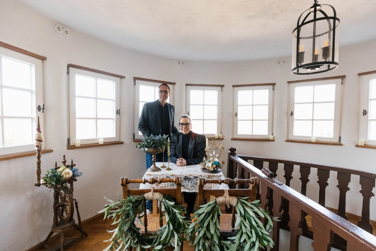 Gastgeberin: Nicole Friedersdorf mit Bürgermeister Thorsten Eberhard, der selbst Paare traut, im Turm-Trauzimmer in Nidda