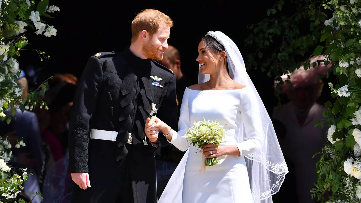 In reinem Weiß gibt Meghan Markle Prinz Harry das Jawort.