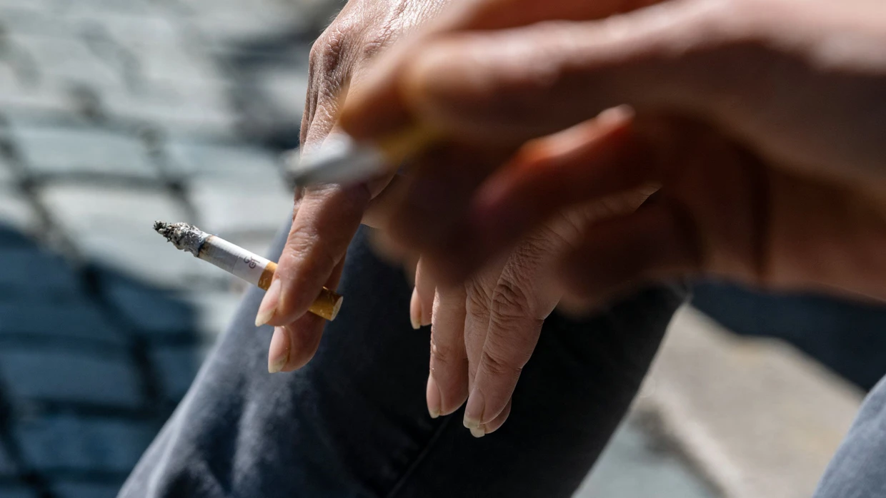 Raucher halten brennende Zigaretten in der Hand. (Symbolbild)