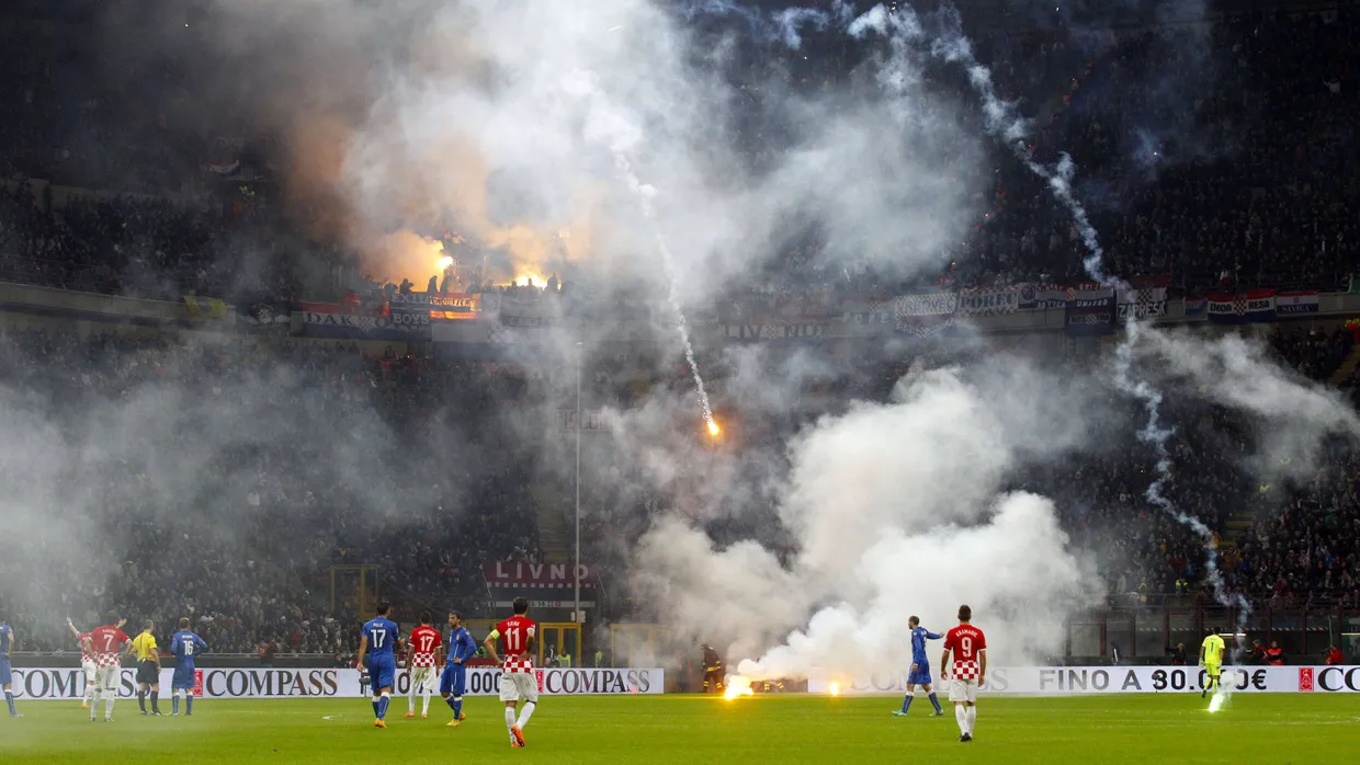 Randale in Mailand: kroatische Fans zünden Bengalos und werfen Feuerwerkskörper auf das Spielfeld