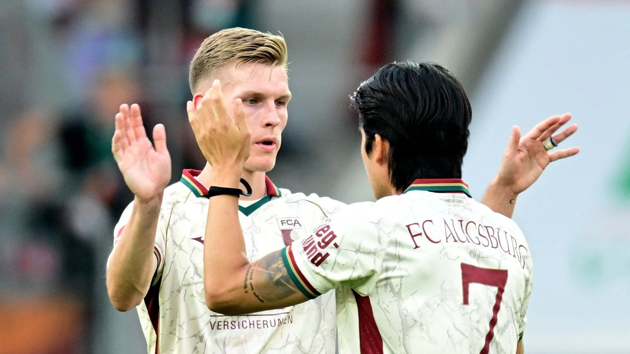 Anton Kade and Young-woo Seol feiern den Heimsieg gegen Schalke