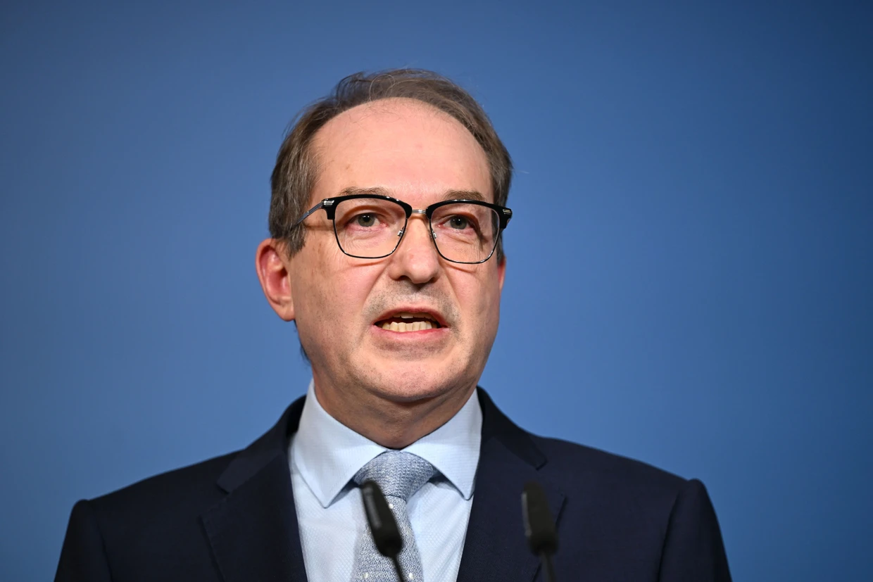 „Es gilt das Hauptsacheverfahren abzuwarten“: Bedeutet diese Reaktion von Bundesinnenminister Alexander Dobrindt (CSU) auf den Beschluss des Verwaltungsgerichts Köln, dass das Bundesamt für Verfassungsschutz nicht Beschwerde einlegen wird?