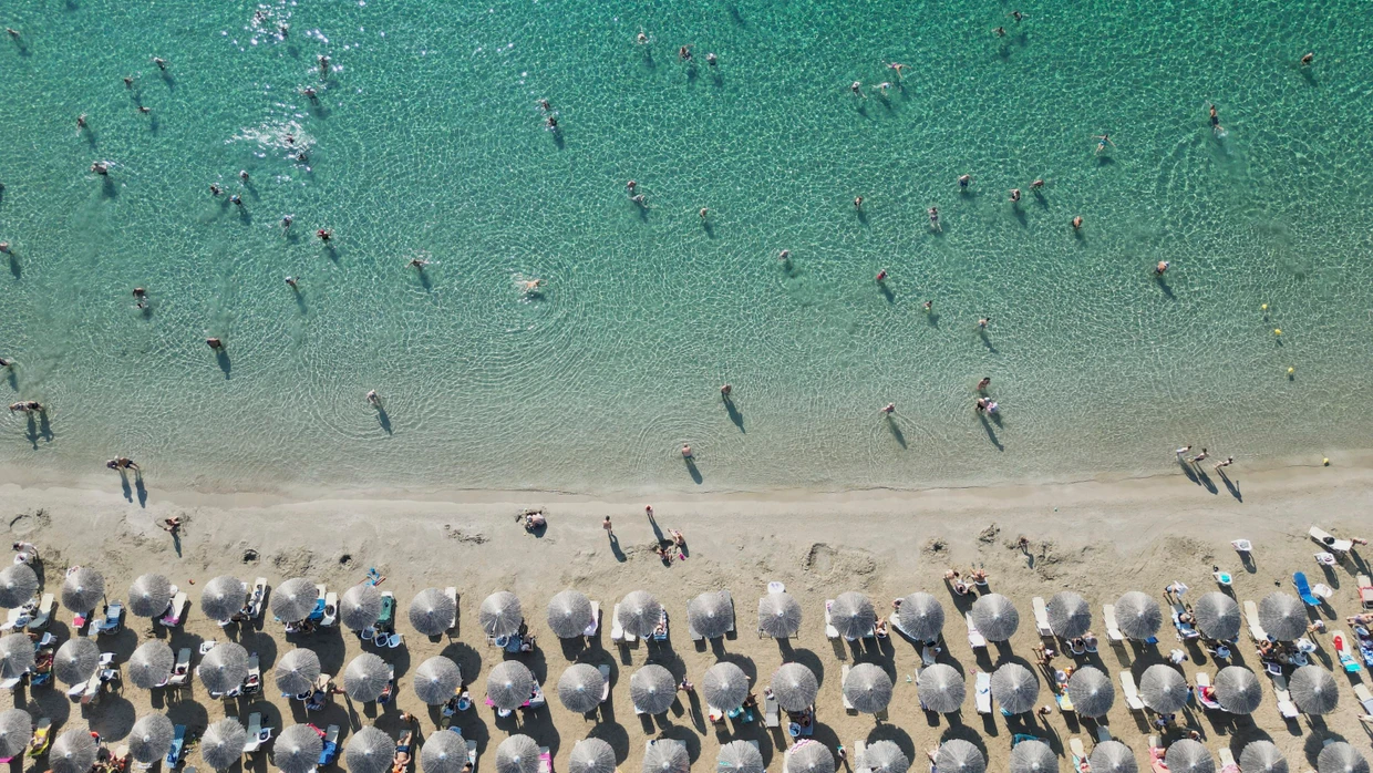 Griechenland: Menschen genießen das Meer am Avlaki-Strand etwa 42 Kilometer östlich von Athen.