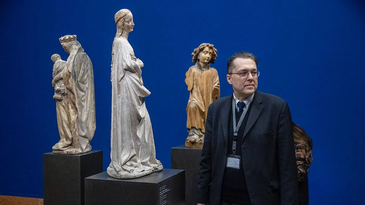 „Sie ist perfekt, vollkommen“: Alexander Ulfig neben „seiner“ Maria-Skulptur