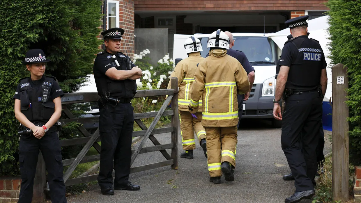 Möglicher Sprengstofffund: Feuerwehrleute rücken am Wohnhaus der Familie an