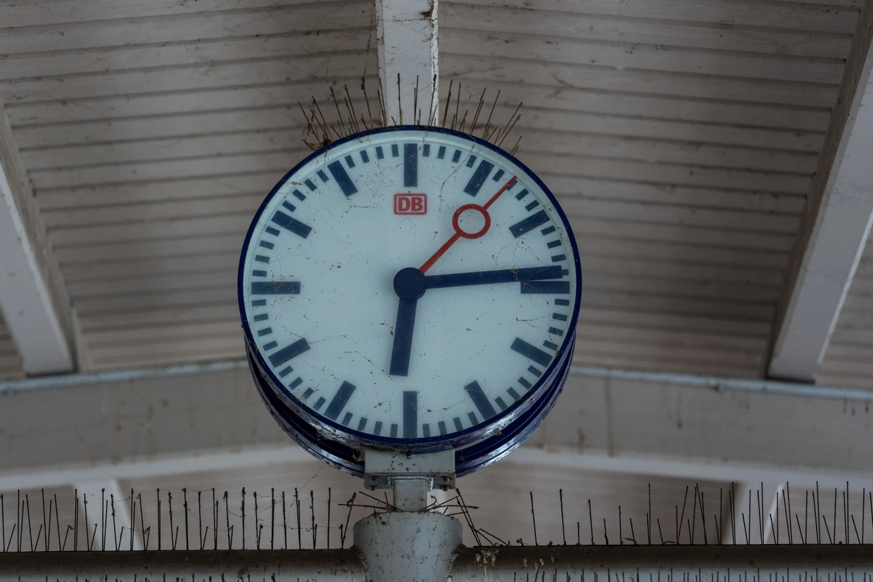 Die Bahnhofsuhr in Wannsee ist am Samstagmorgen um 06.14 Uhr stehen geblieben.