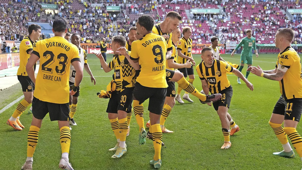 Außer Rand und Band: die Dortmunder Spieler lassen nach dem Schlusspfiff ihren Gefühlen freien Lauf