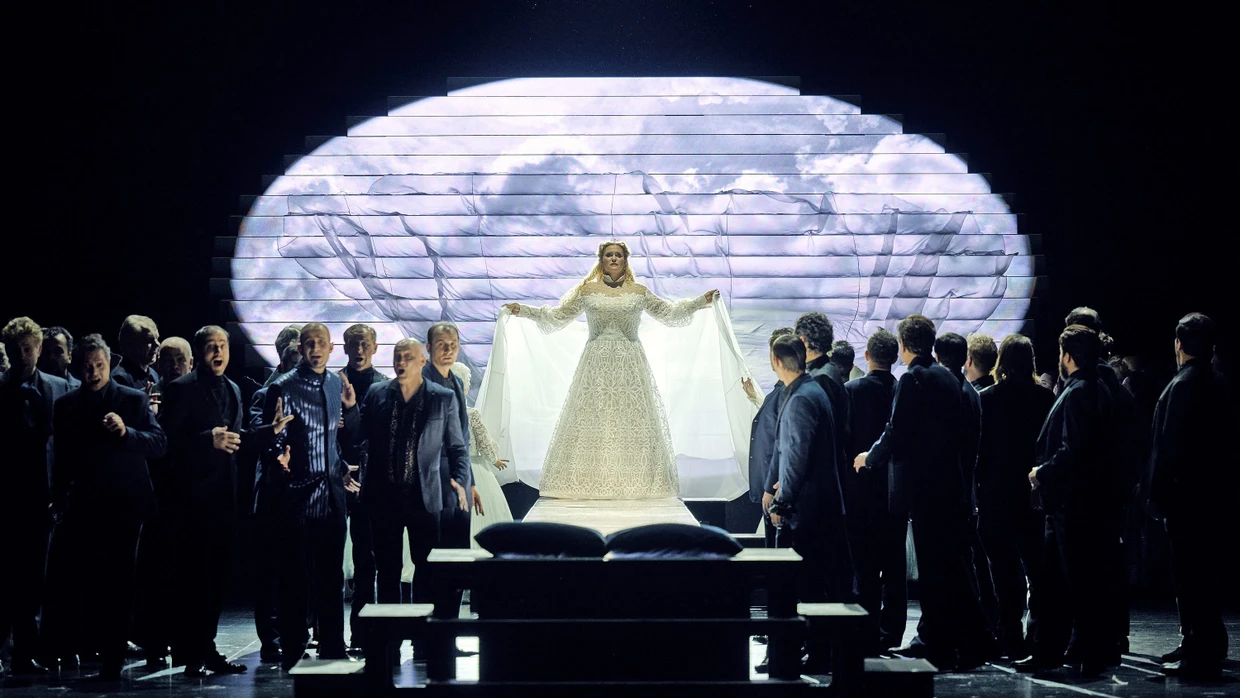 Die Welt ist in Schwarz-Weiß geteilt: Rachel Willis-Sørensen als Elsa von Brabant im Baden-Badener „Lohengrin“ sieht man an, wohin sie gehört.