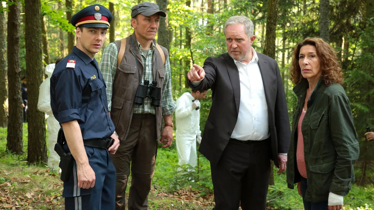 Sie stehen im Wald: Die Kommissare Moritz Eisner (Harald Krassnitzer, dritter von rechts) und Bibi Fellner (Adele Neuhauser) bei der Spurensicherung.