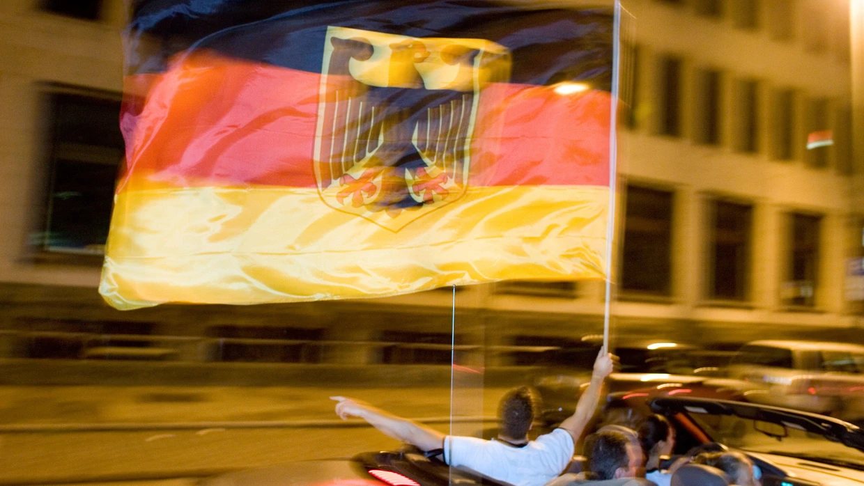 Deutsche Flagge bei einem Autocorso nach einem Fußballspiel der Deutschen (Sympolbild).