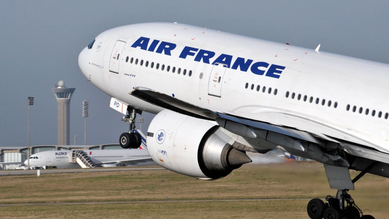 Platzhirsch in Paris: Eine Boeing 777 von Air France