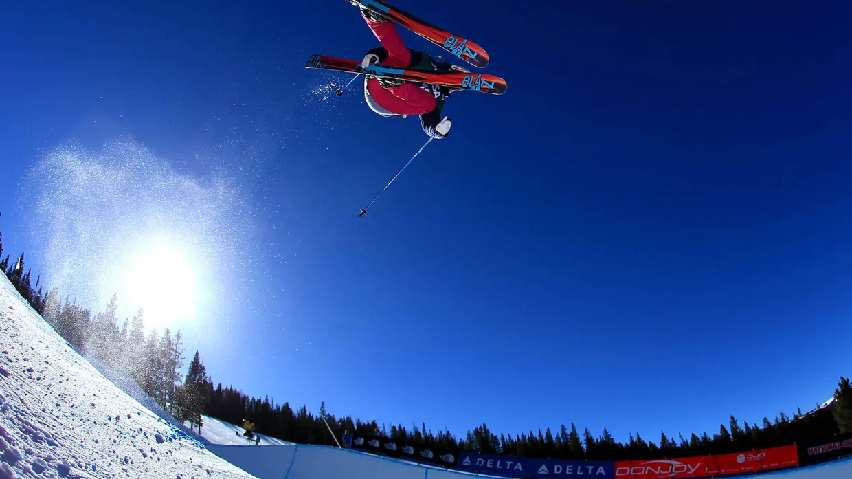 Extremsport: In der Halfpipe zeigen die Freestyle-Skifahrer Sprünge und andere Tricks