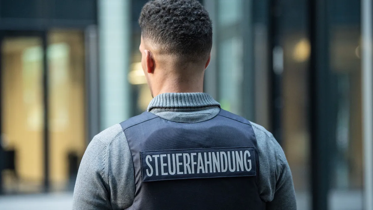 Mangelware: Ein Bediensteter der Steuerfahndung
