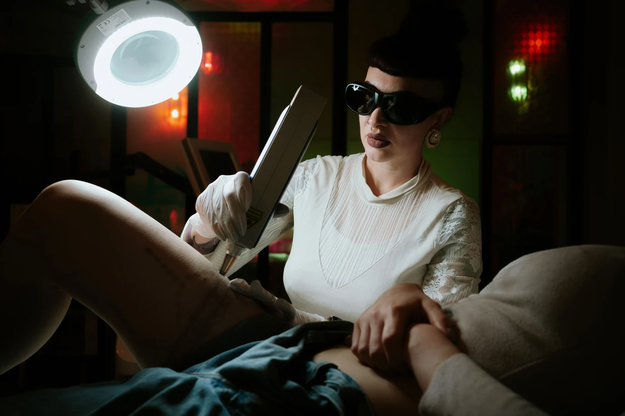 Nathalie Arnswald lasert ein Tattoo, das sich eine Frau als Teenager hatte stechen lassen.