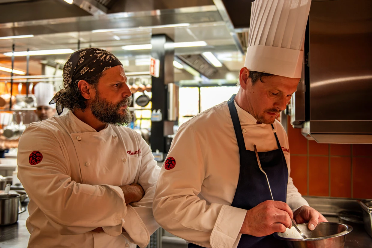 Shenja Lacher (r.) mit Manuel Cortez in „München Mord“