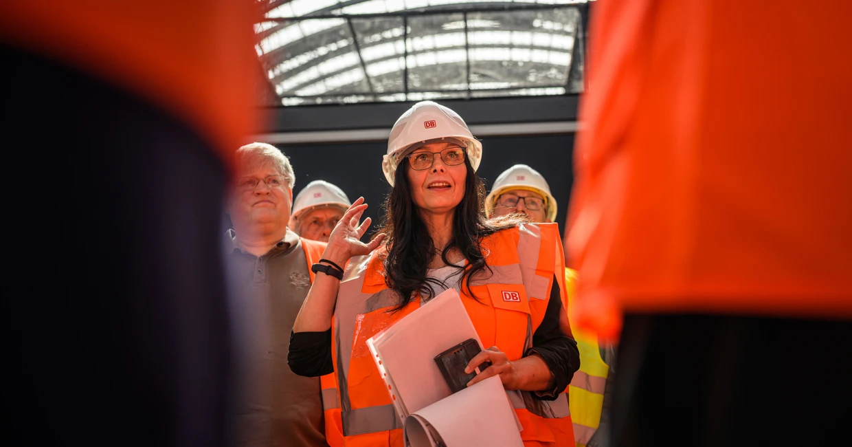 Plant die Arbeiten für die Deutsche Bahn: Projektleiterin Katja Maaser bei einer Baustellenbegehung im Frankfurter Hauptbahnhof