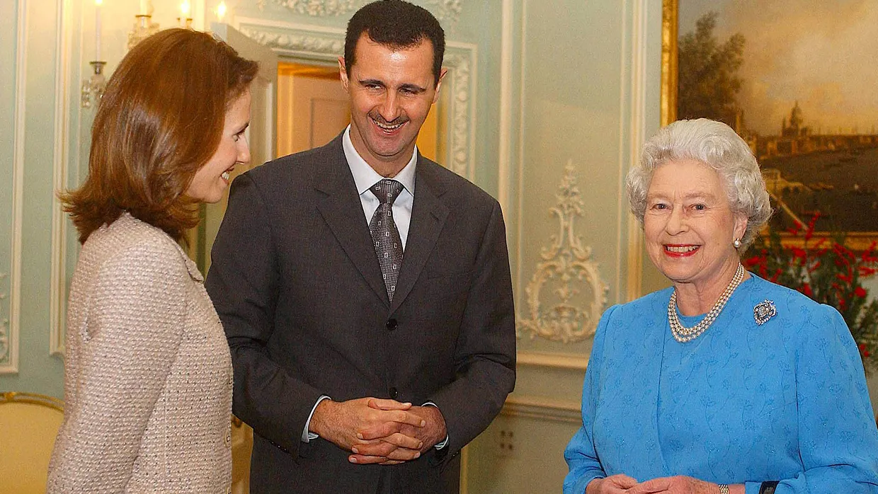 Damals gab es noch was zu lachen: Baschar al Assad, seine Frau Asma, und die britische Queen Elizabeth im Jahr 2002 in London. Dort hat der syrische Staatspräsident studiert.