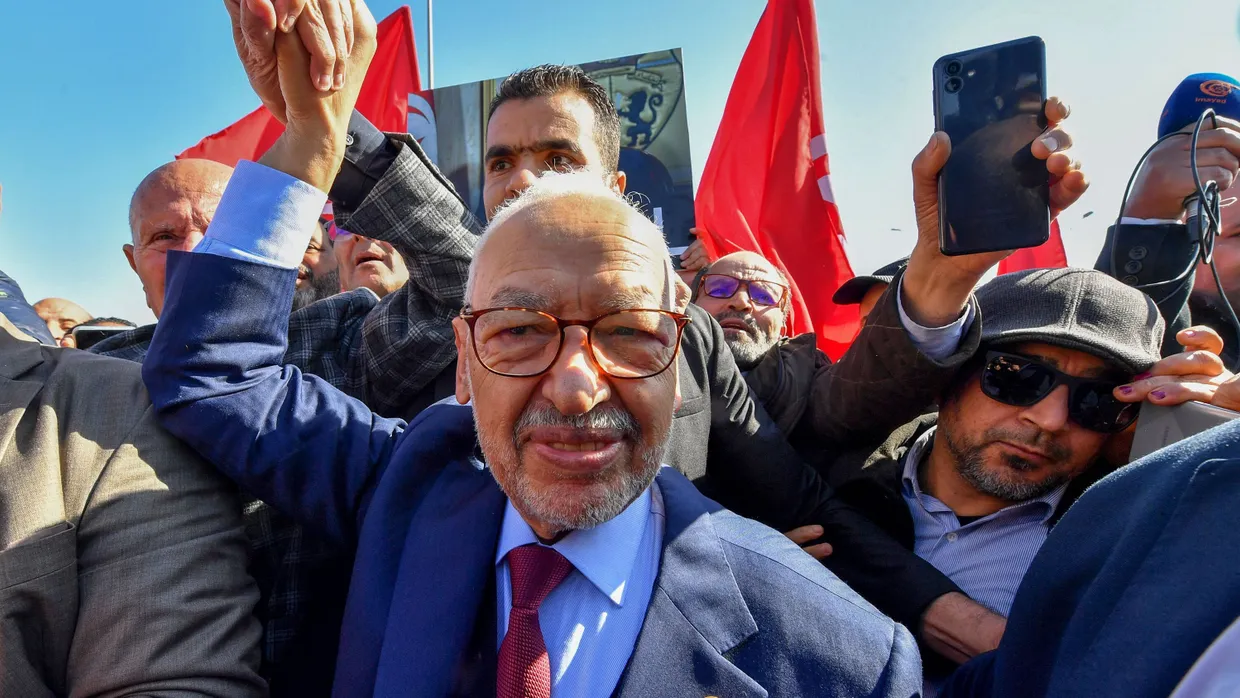Rached Ghannouchi im Februar auf dem Weg zu einer Polizeistation in Tunis