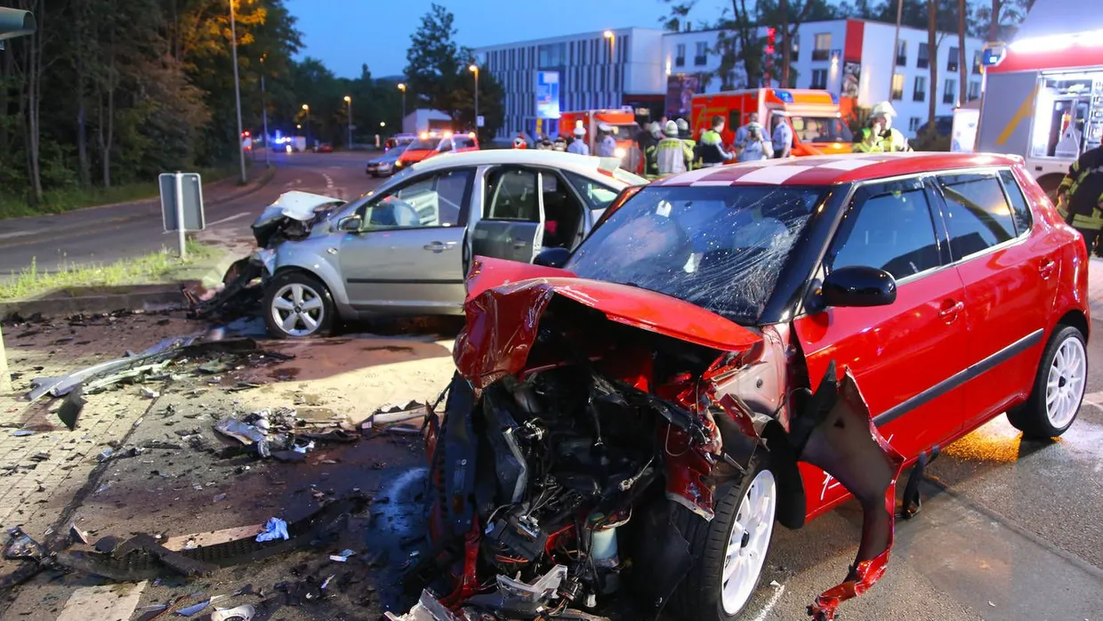Die zerstörten Fahrzeuge am Donnerstagabend in Hagen. Fünf Wageninsassen sind schwer verletzt worden, darunter ein kleiner Junge.