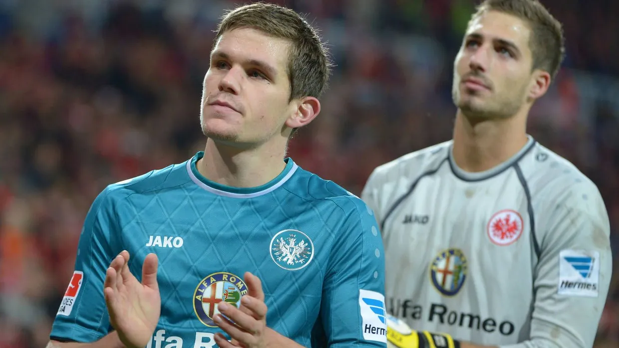 Applaus, Applaus: Sebastian Jung und Kevin Trapp bedanken sich für die Unterstützung der Frankfurter Fans.