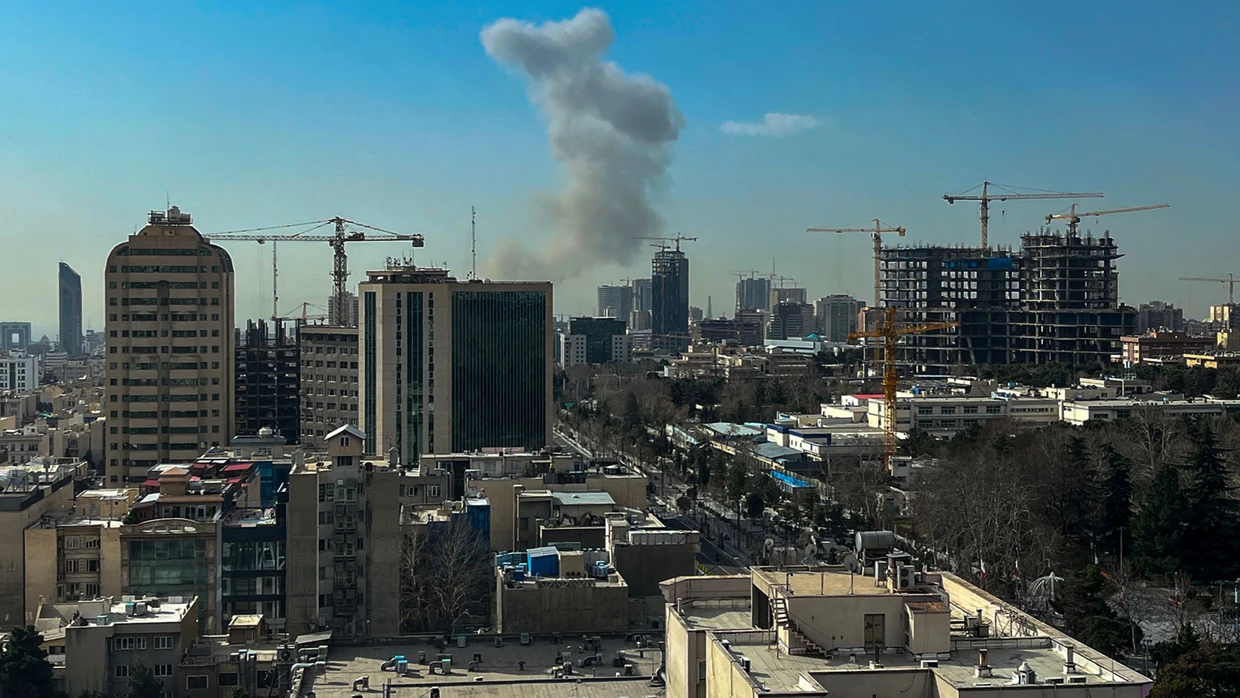 Rauch steigt über der iranischen Hauptstadt Teheran auf.