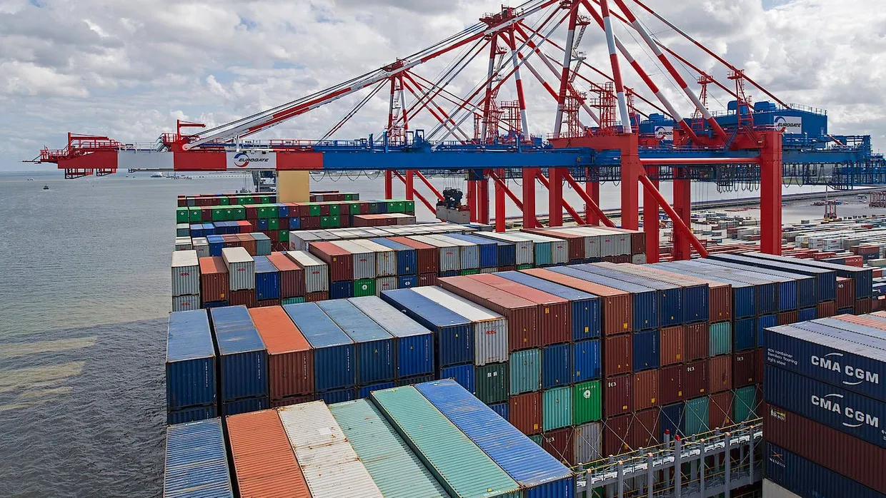 Aus Deutschland in die Welt: Foto von Bord der „MV OOCL Hong Kong“, die Anfang Juli im Jade Weser Port Container auflädt