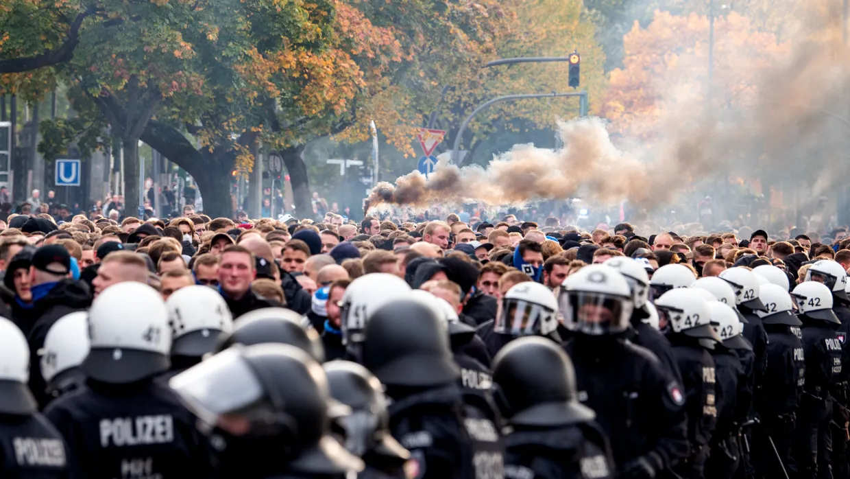 Hohe Polizeipräsenz: bei Fußballspielen kein seltenes Bild