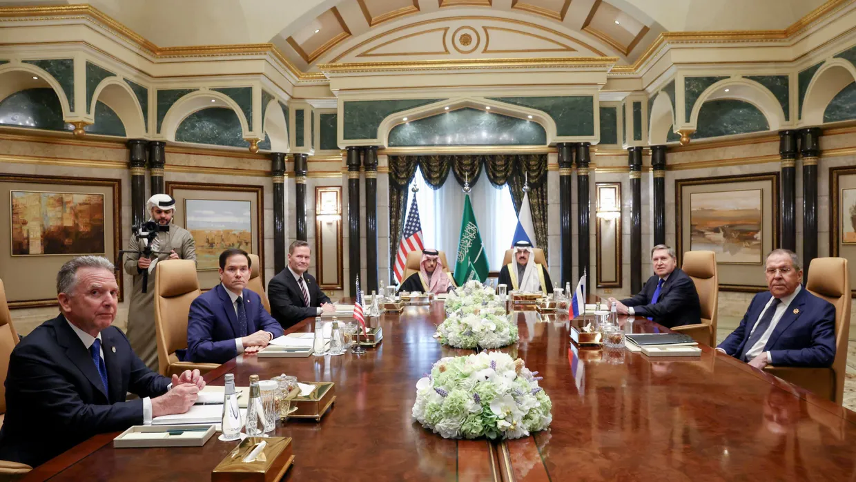Die Delegationen der USA (links) und Russlands (rechts) mit den Vertretern Saudi-Arabiens am Dienstag in Riad