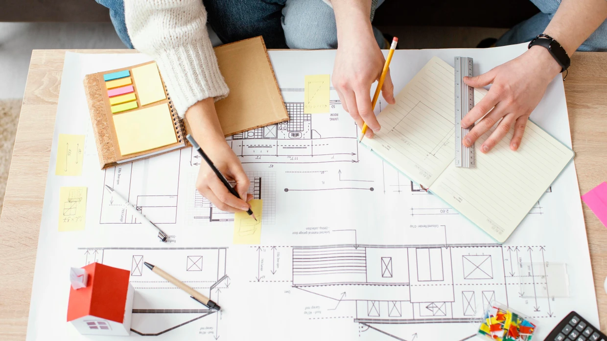 Planen für den Hausbau: Der Architekt soll schnell liefern, aber auch alle Arbeiten sicher vorbereiten.