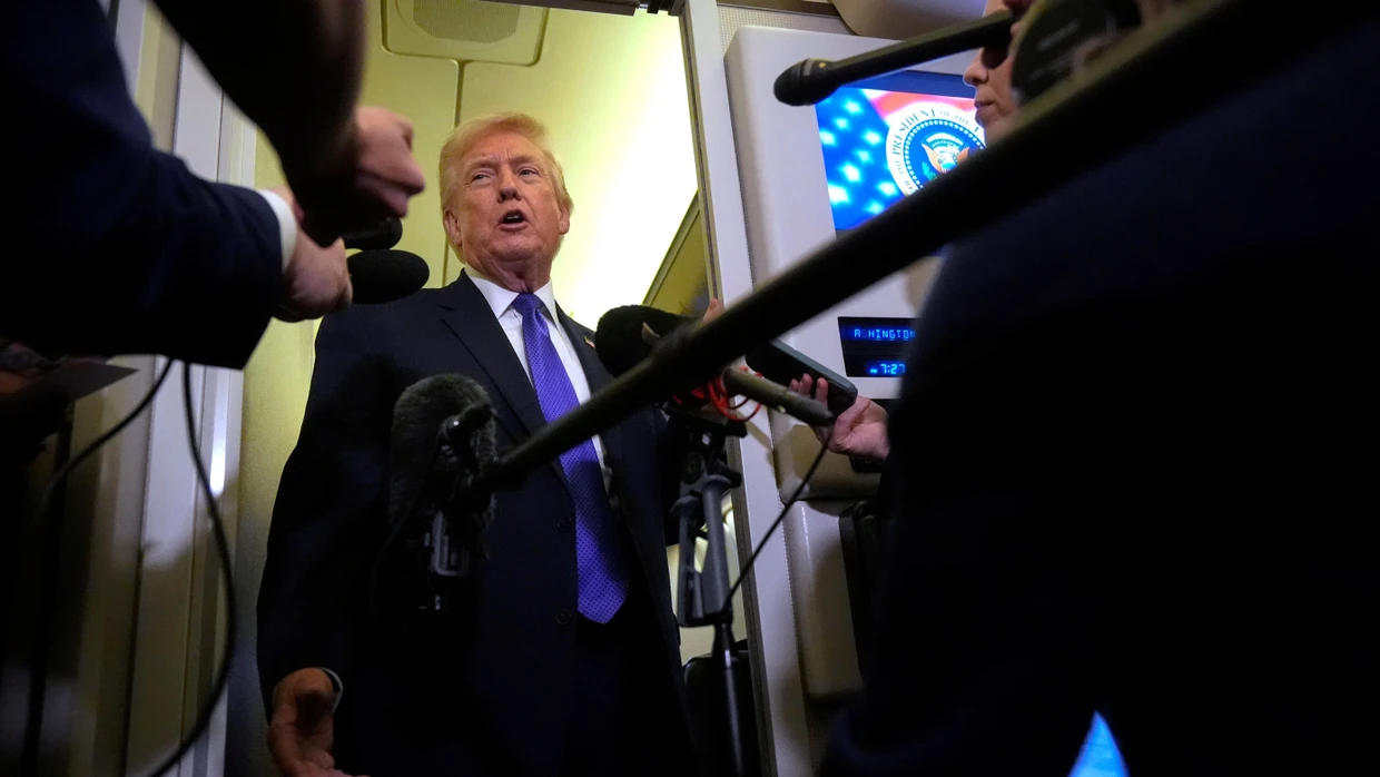Donald Trump spricht im Februar an Bord der Air Force One mit Journalisten.