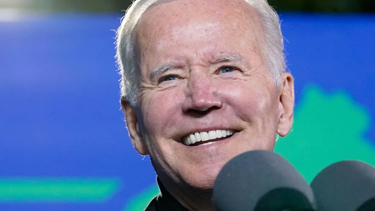 Nach monatelangem Ringen hat der US-Kongress eines der innenpolitischen Kernvorhaben von Präsident Biden beschlossen.