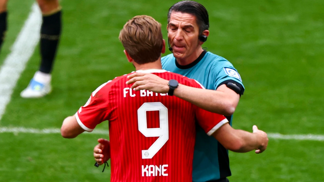 Auch Harry Kane verabschiedet sich von Schiedsrichter Deniz Aytekin.