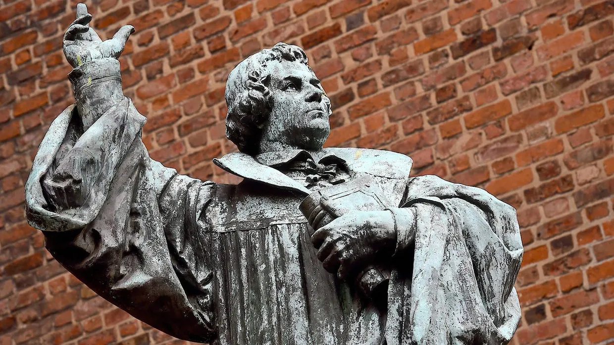 Hannover: Das Lutherdenkmal an der südlichen rechten Seite des Hauptportals der Marktkirche.