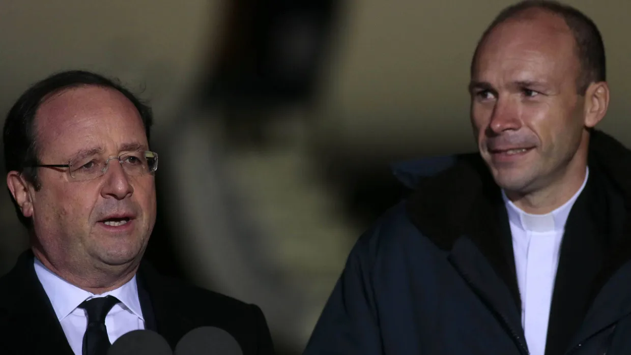 Hollande und Vandenbeusch auf einem Militärflughafen in der Nähe von Paris