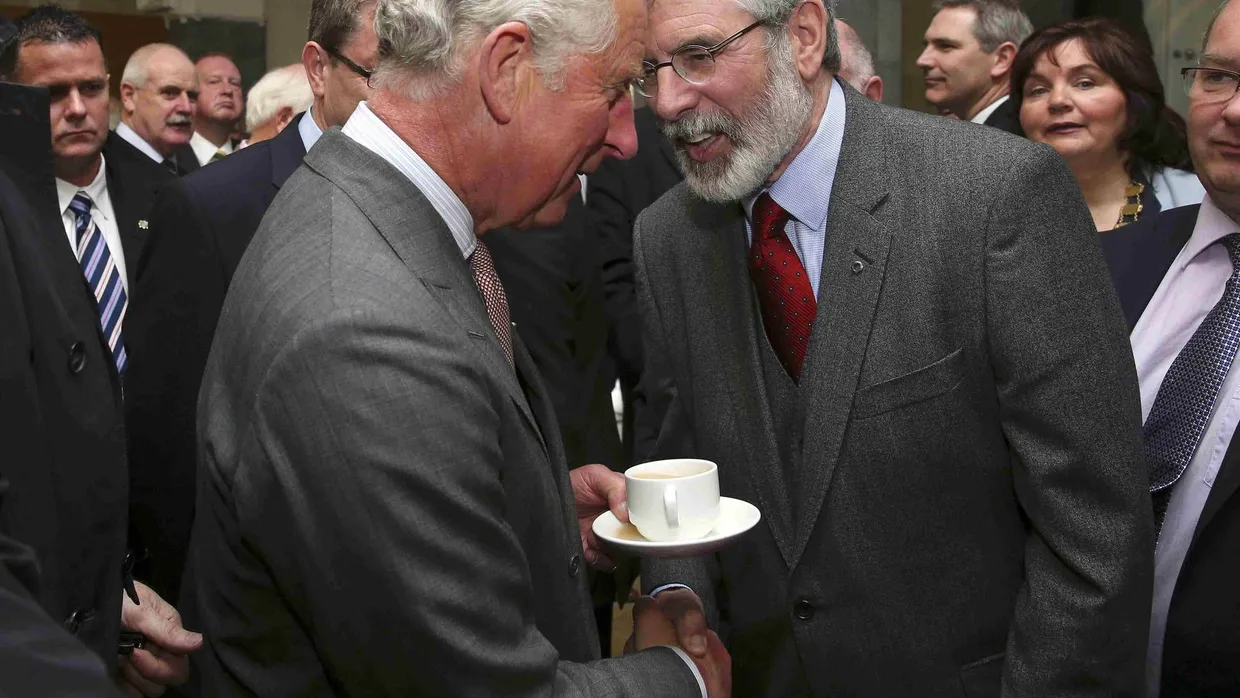 Erste Begegnung zwischen einem Mitglied der Königsfamilie und einem Anführer der Sinn Fein in der Republik Irland: Kronprinz Charles trifft Gerry Adams.