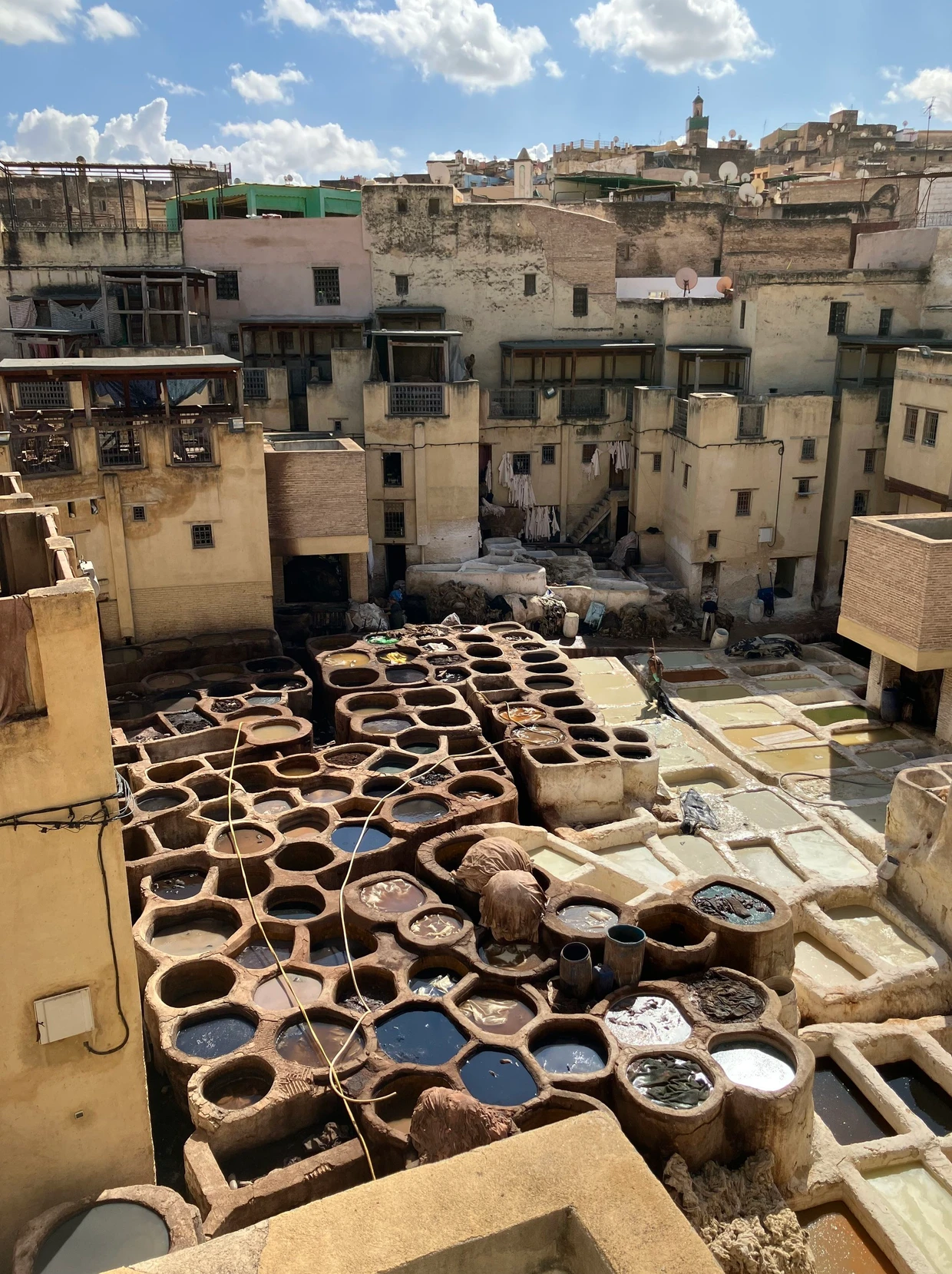 Jahrhundertealtes Handwerk: In den Gerbereien von Fès geht es heute nicht viel anders zu als zu Zeiten der Almohaden. Uwe Marx