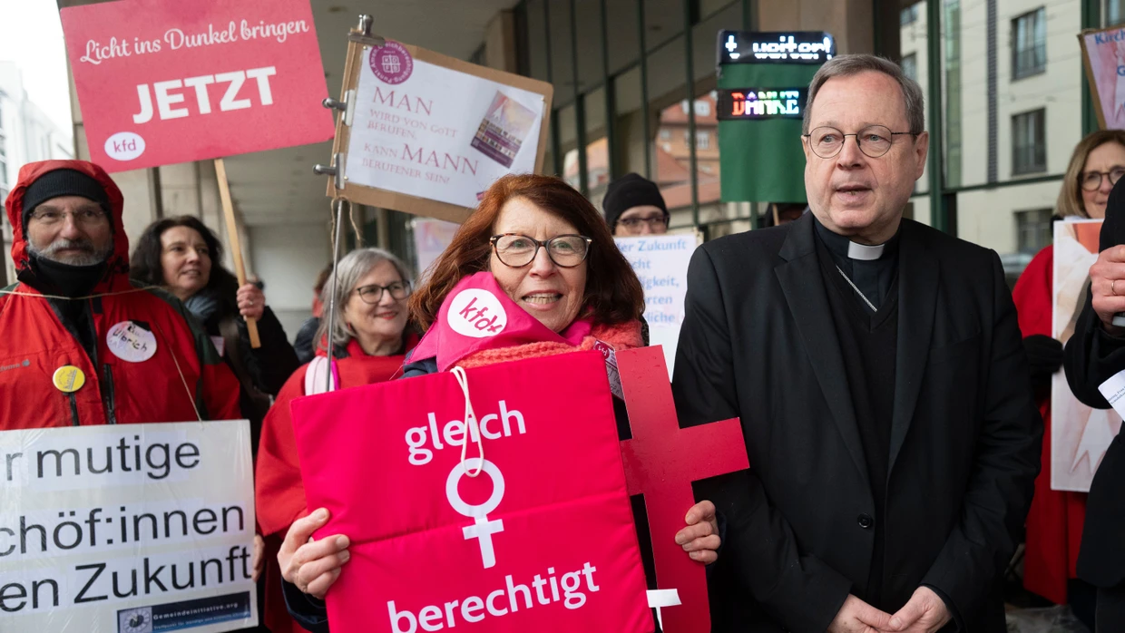 Bischof Georg Bätzing vor dem Veranstaltungsort Synodalversammlung des Synodalen Wegs