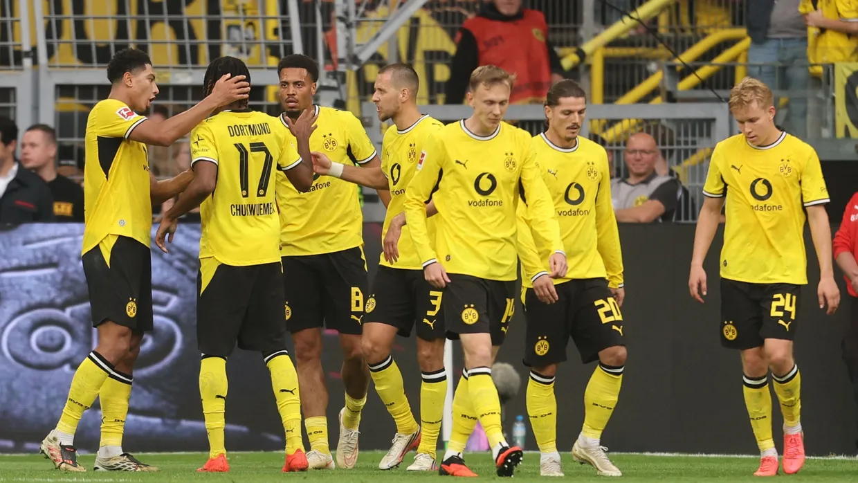 Die Spieler von Borussia Dortmund jubeln über den perfekten Bundesliga-Saisonstart mit drei Siegen aus drei Spielen.
