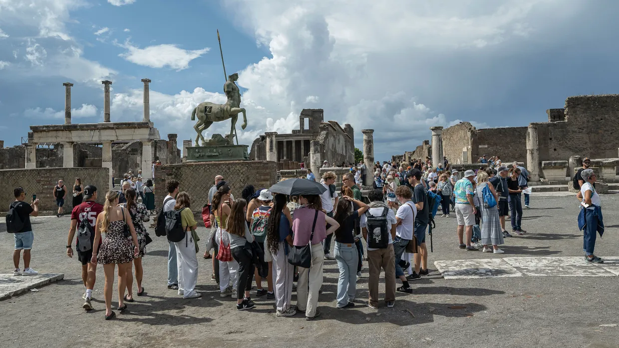 Touristen auf dem Hauptplatz in der Ausgrabungsstätte des antiken Pompeji