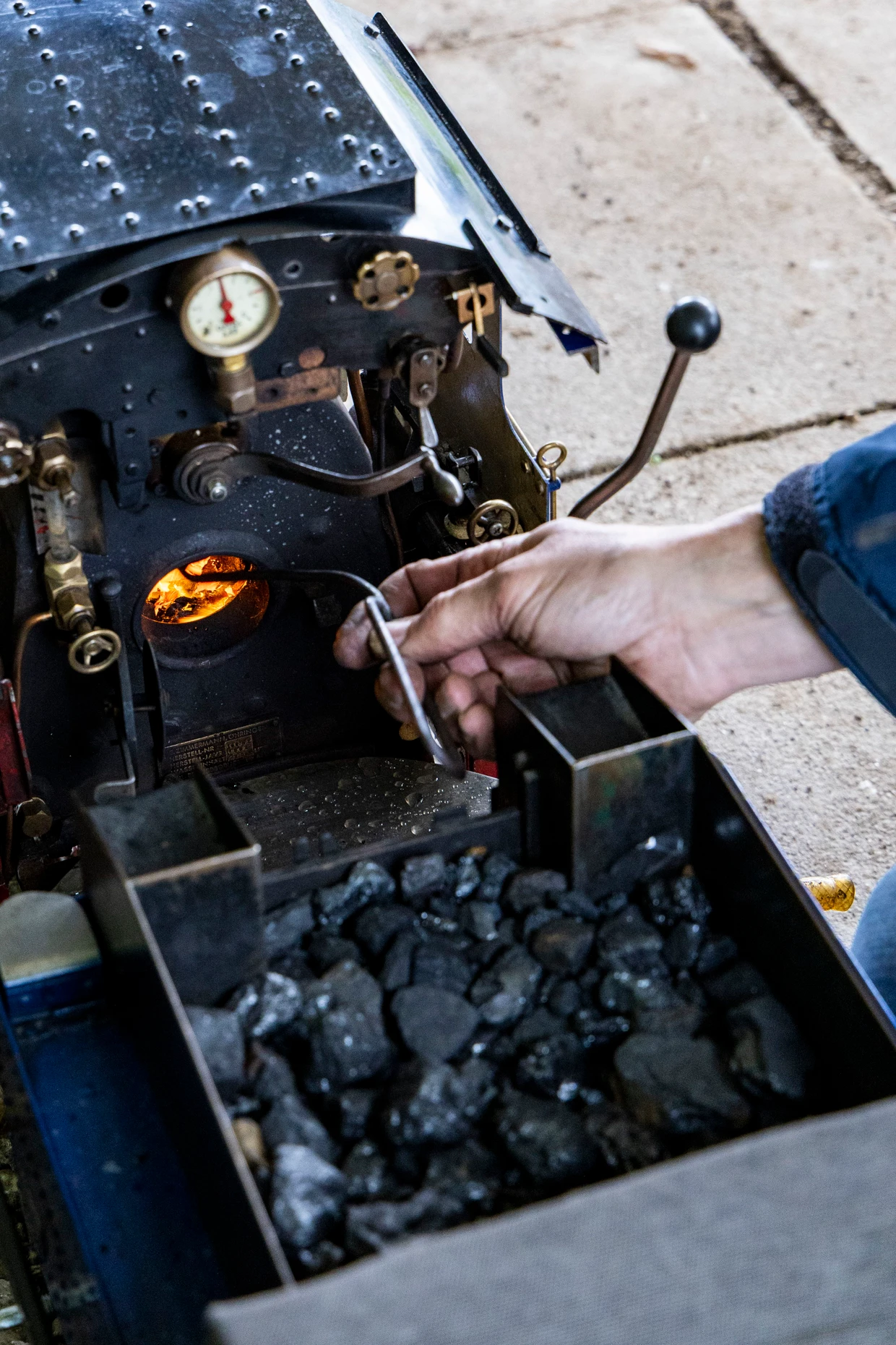 Blick in das „Führerhäuschen“ der Bahn, von dem aus das Feuer mit Kohlen angefacht wird