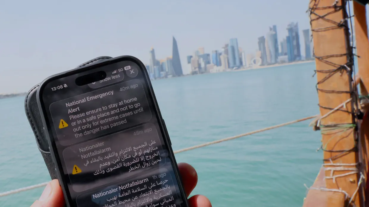 Erst nur auf Arabisch, später auch auf Englisch: Die Alarmmeldungen der Regierung in Qatar am Samstag