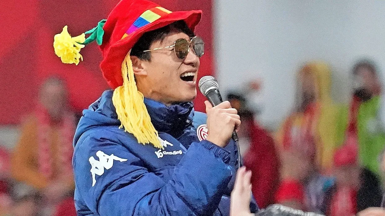 Auf dem Zaun bei der Feier mit den Fans: der Mainzer Jae-sung Lee