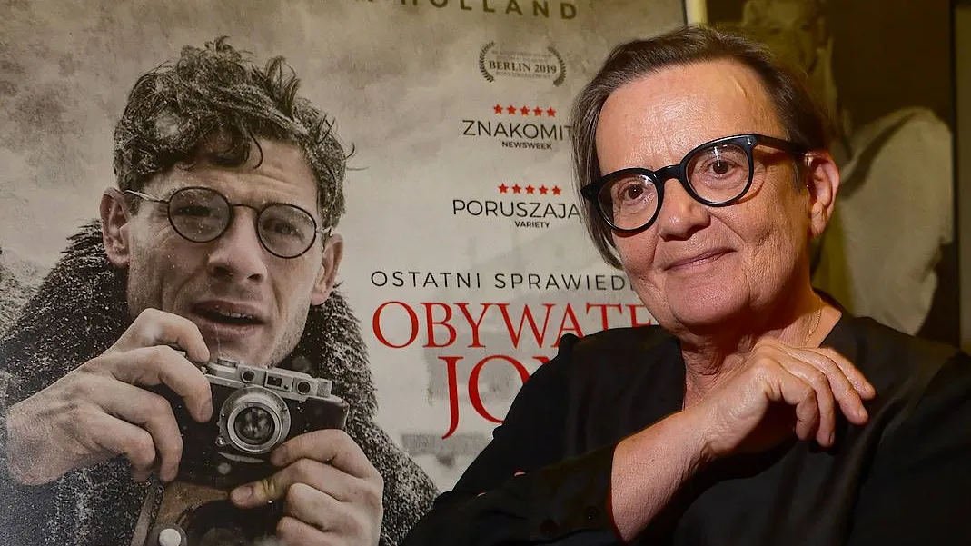 Kämpfer gegen Fake News: Agnieszka Holland vor dem Plakat zu ihrem Film „Mr. Jones“ in Warschau