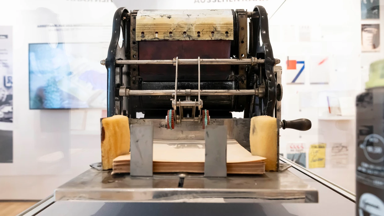 Neben vielen einst verbotenen Texten zeigt die Frankfurter Schau einen Mimeographen, mit dem im tschechoslowakischen Untergrund einst Bücher und Schriften vervielfältigt wurden.