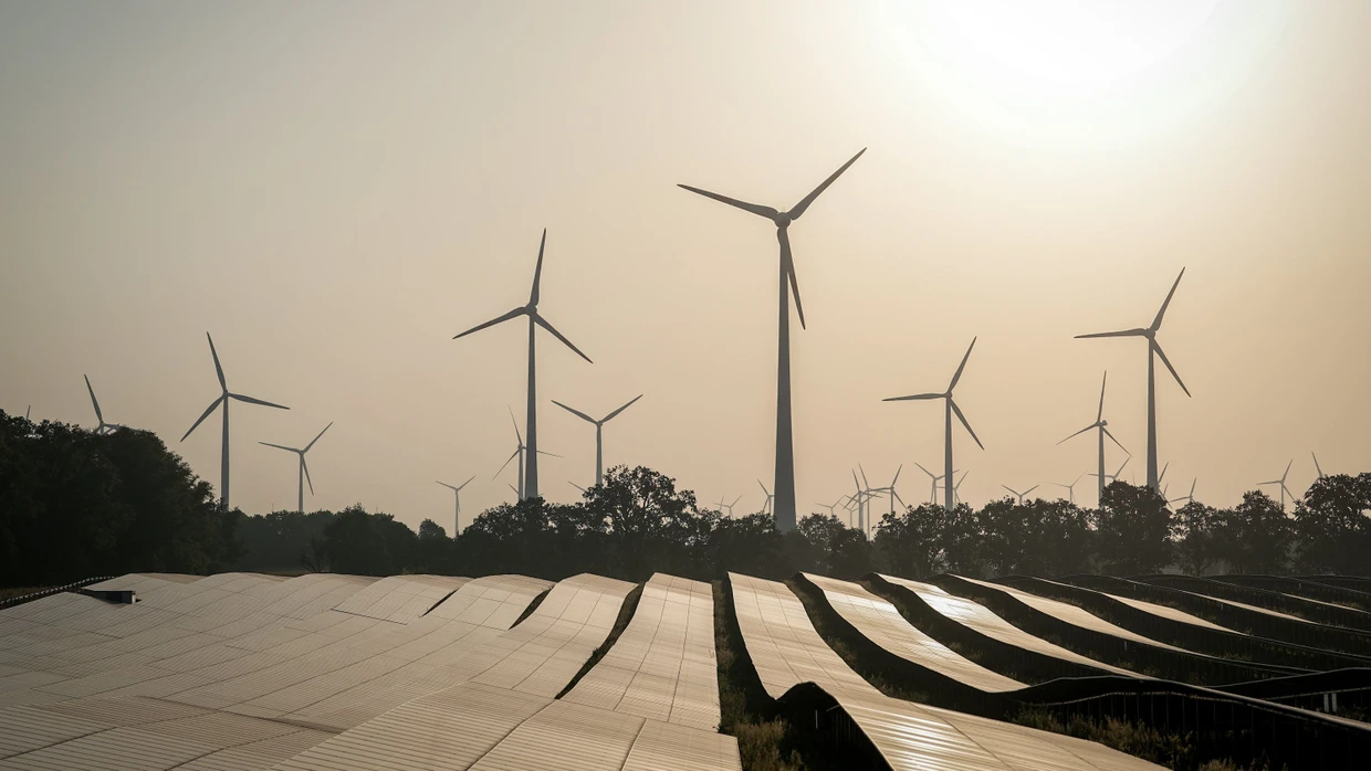 Doppelt hält besser: Solarfeld und Windkraftanlagen in Brandenburg.
