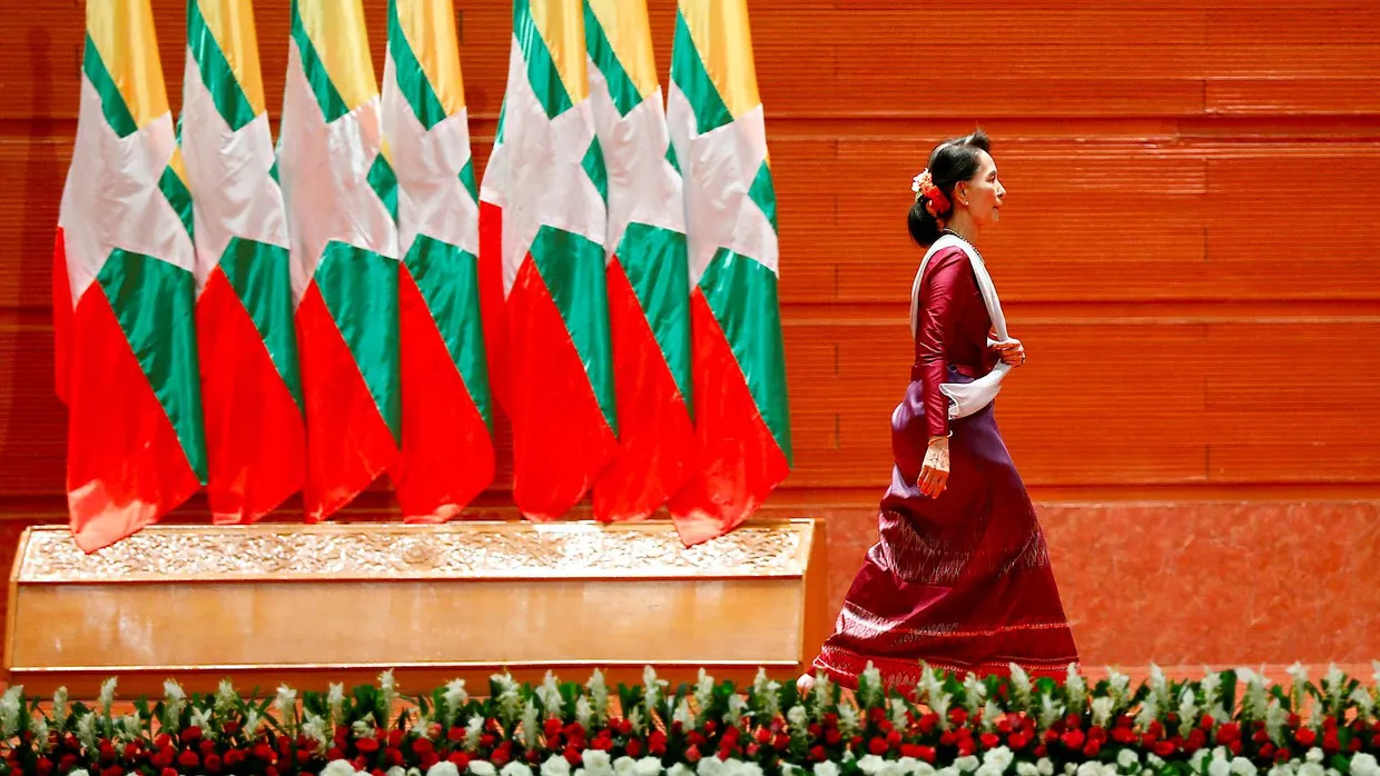 Burmas Staatsrätin Aung San Suu Kyi verlässt die Bühne nach einer Rede (Aufnahme von 2017).