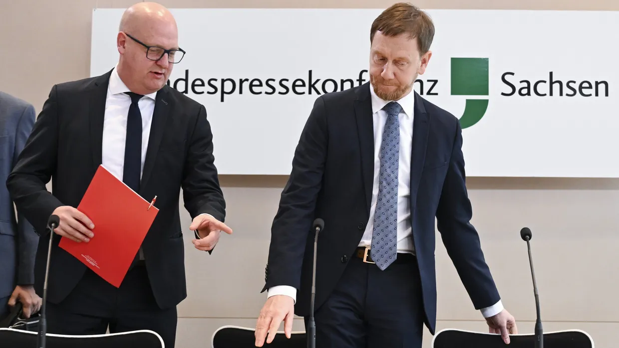 Mitte November: Der sächsische SPD-Ko-Vorsitzende Henning Homann und CDU-Ministerpräsident Michael Kretschmer nehmen an einer Pressekonferenz im Landtag teil.